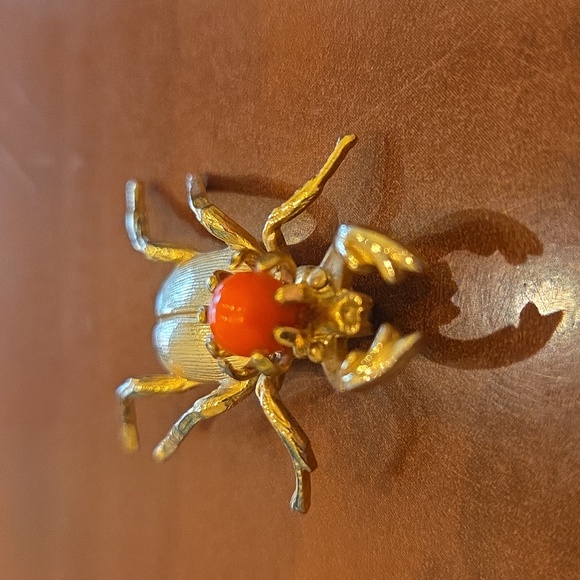 10k Gold Bug Brooch With Coral - Picture 2 of 4